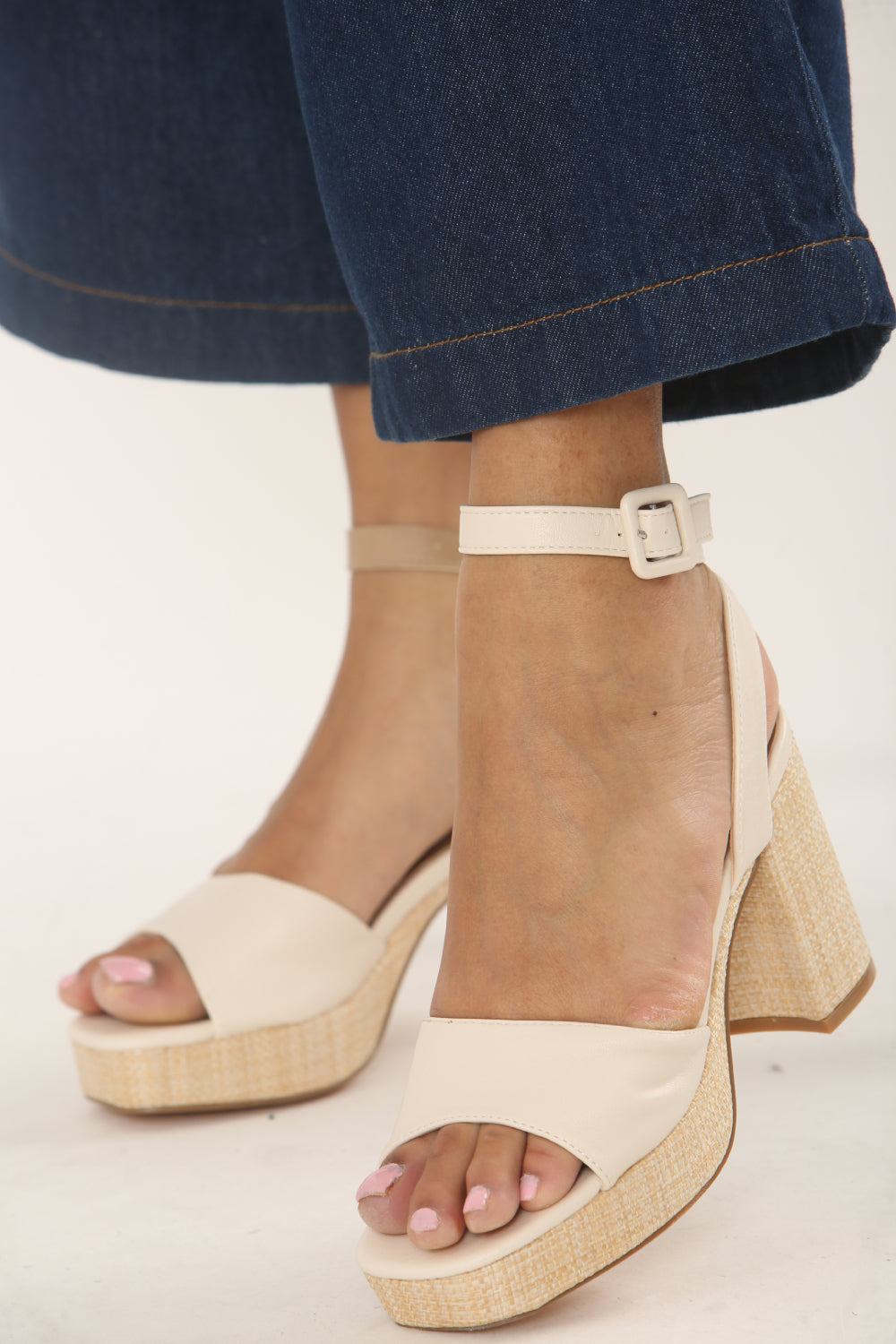 Damen Sandalen in Creme mit Blockabsatz, Raffia-Plateau & Knöchelriemen | Railot